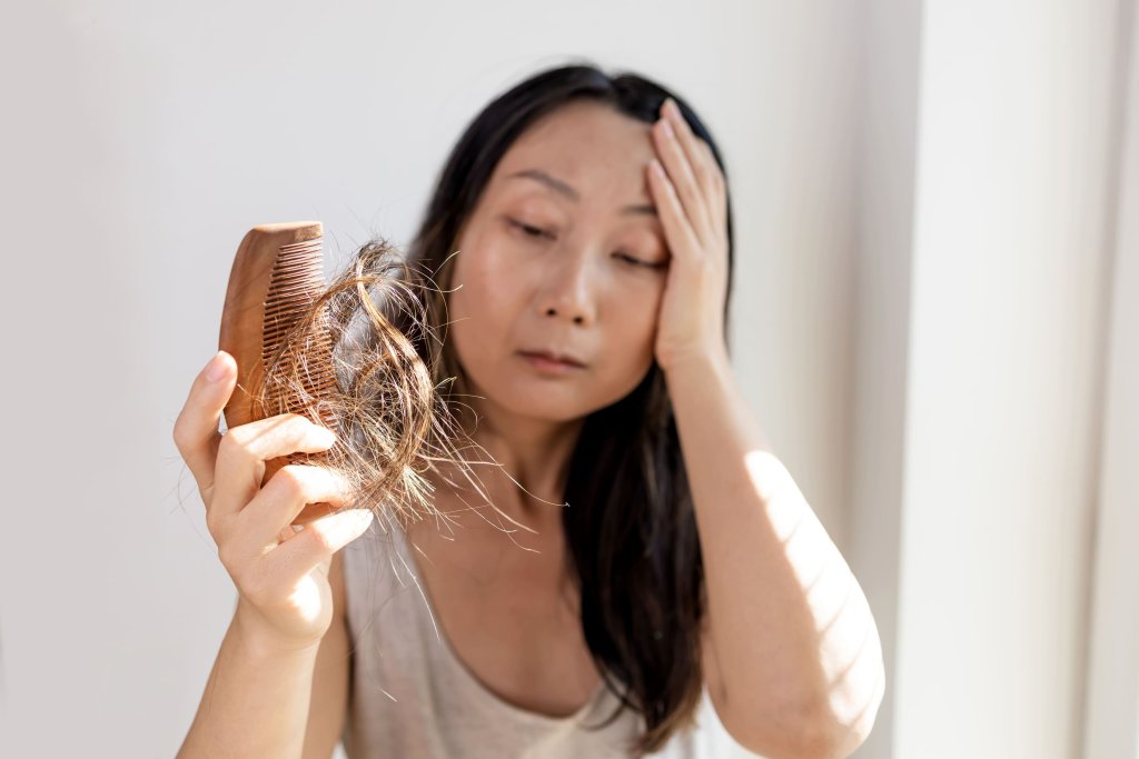 Een vrouw met haaruitval