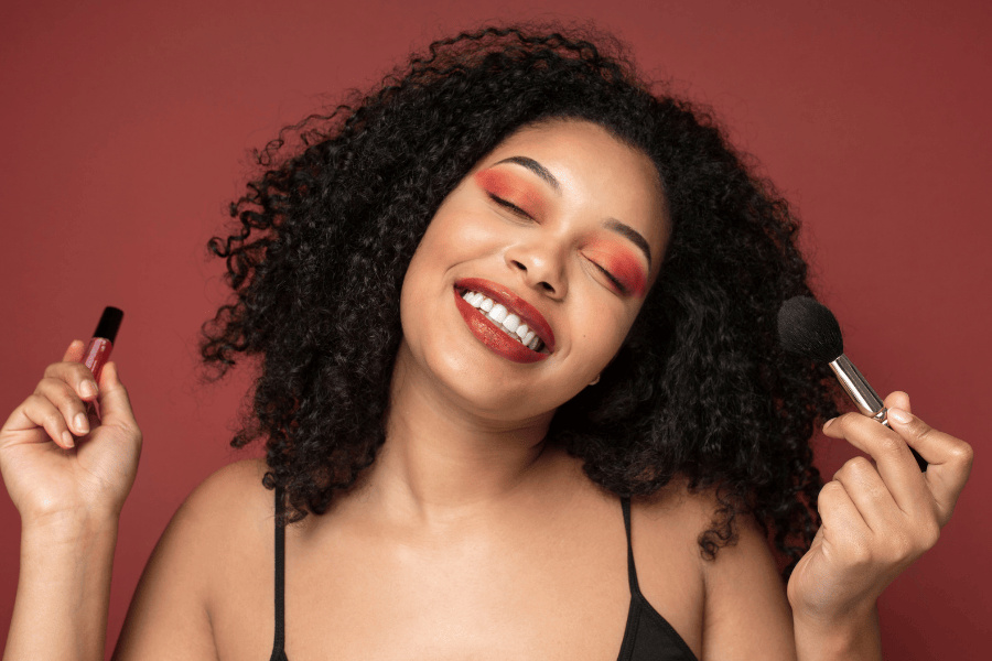 Vrouw zwart haar make-up zwart topje lippenstift oogschaduw