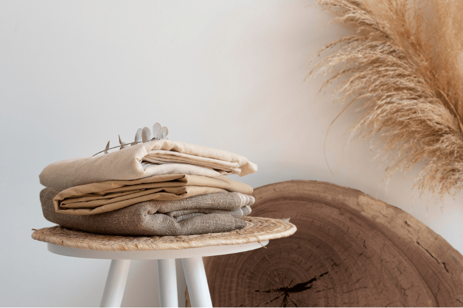 Katoenen kleding op houten tafel pluim