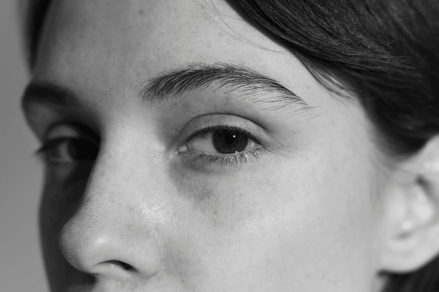 Close-up vrouw zwart-wit foto ogen wenkbrauwen neus 