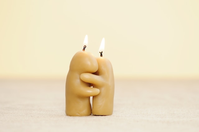Zelf geurkaarsen maken (DIY) in de vorm van twee poppetjes die elkaar knuffelen.