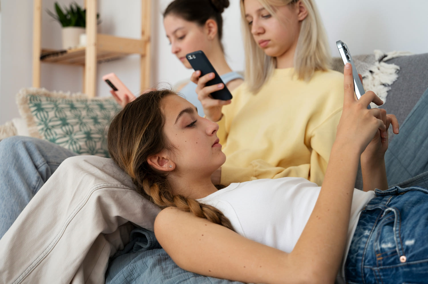 Drie dames op de bank als voorbeeld van digitale verslaving