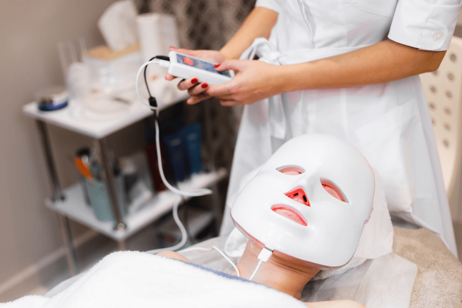 Vrouwen schoonheidssalon gezichtsmasker stoel producten