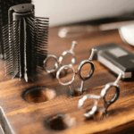 Kappersscharen, borstel en tondeuse netjes geplaatst op een houten kaptafel in een barbershop