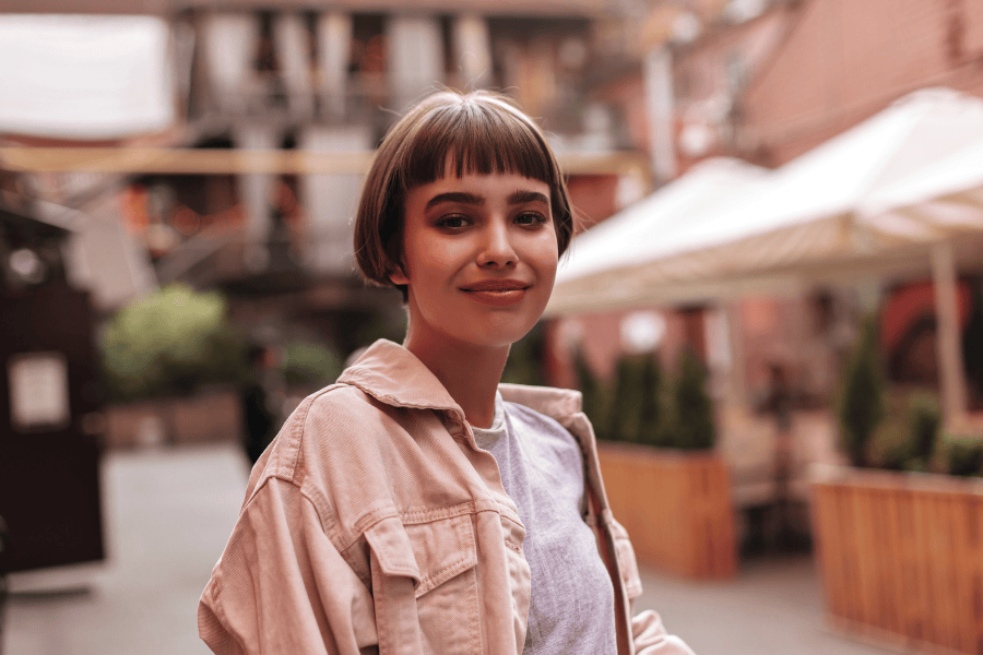 Vrouw bruin haar kort pony