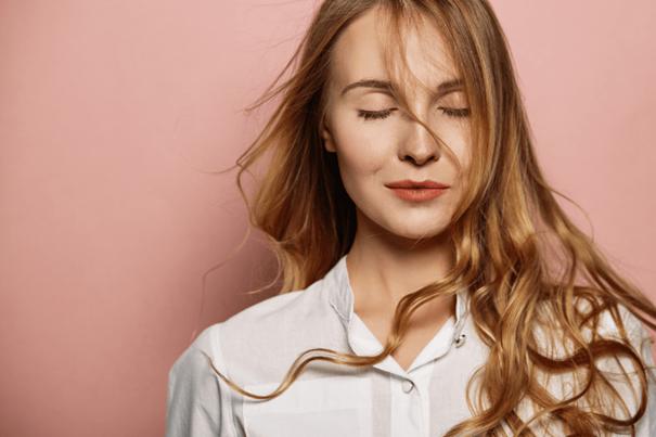 Vrouw blouse glanzend haar waves