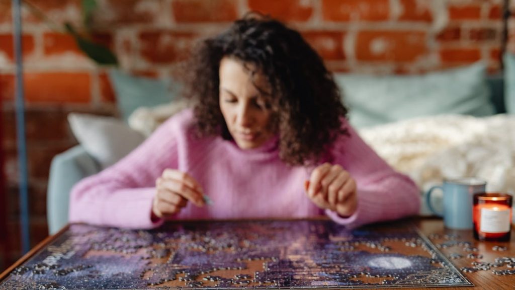 Een puzzel doen als vorm van echte self-care
