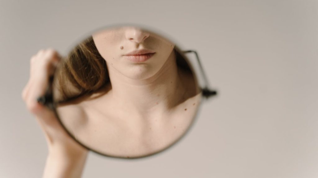 Je huid checken met een spiegel