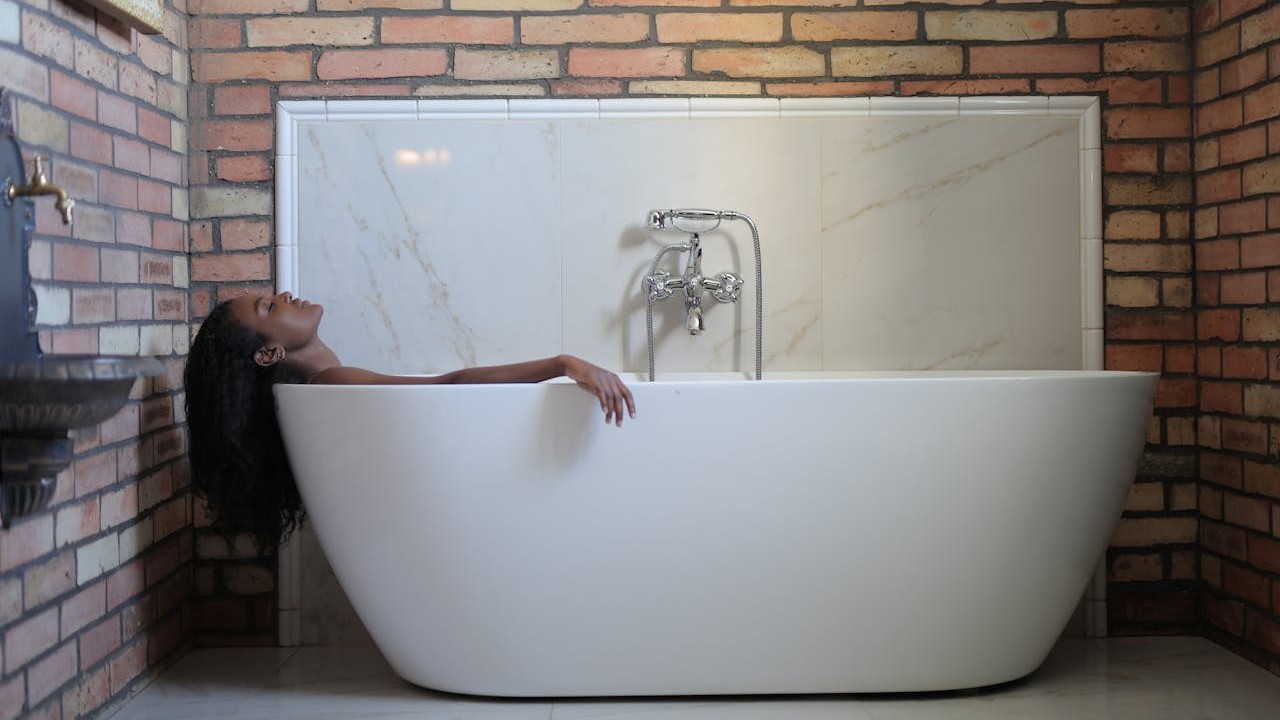 Waarom je badkamer soms de enige plek is waar je niet gestoord wordt