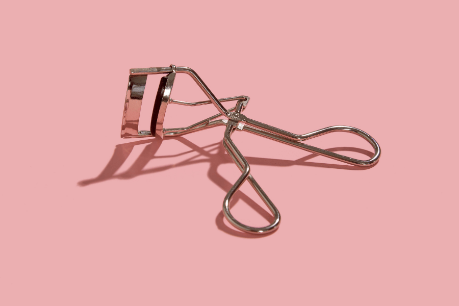 Zilveren wimperkruller roze achtergrond