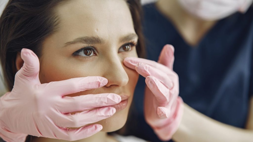 Consult voor neusverkleining waarbij specialist de neus en gezichtsverhoudingen beoordeelt
