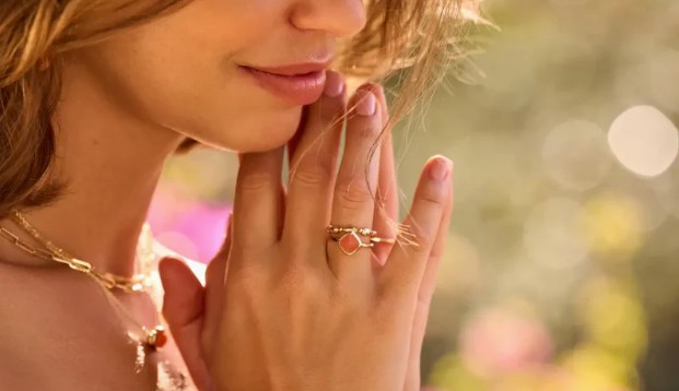 Zomerse sieraden met edelstenen