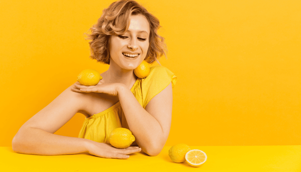 vrouw met citroenen