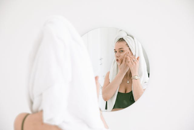Een meisje die haar skincare routine doet