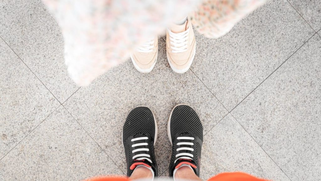 Beige vrouwelijke sneakerstijl