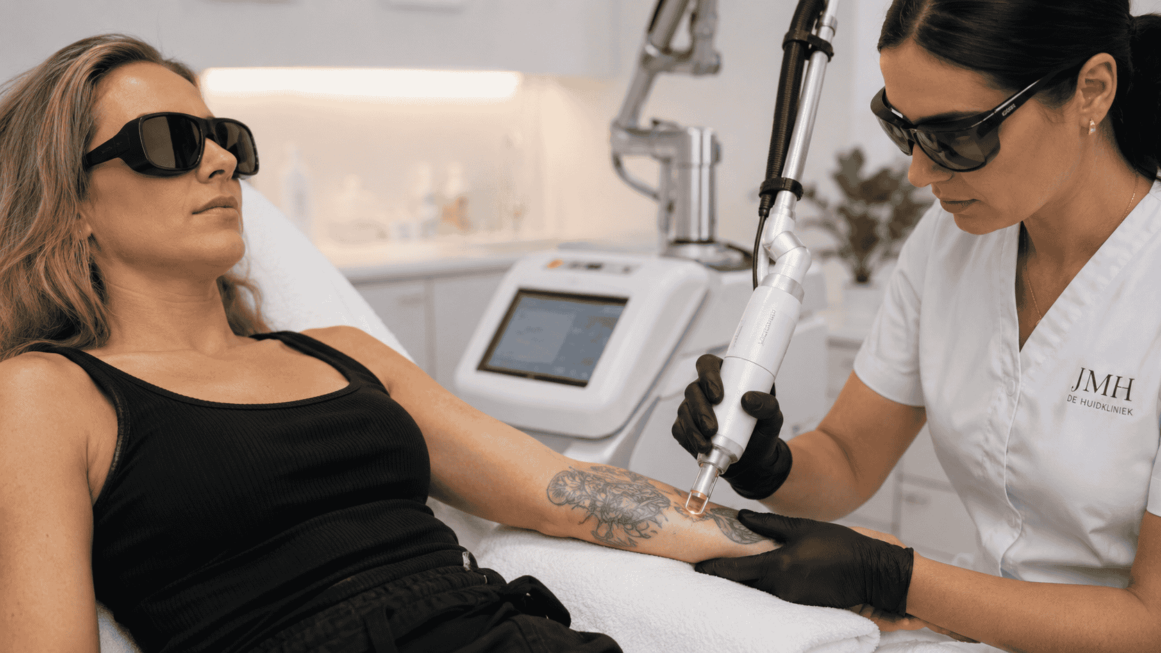 Tattoo laser behandeling vrouw arm