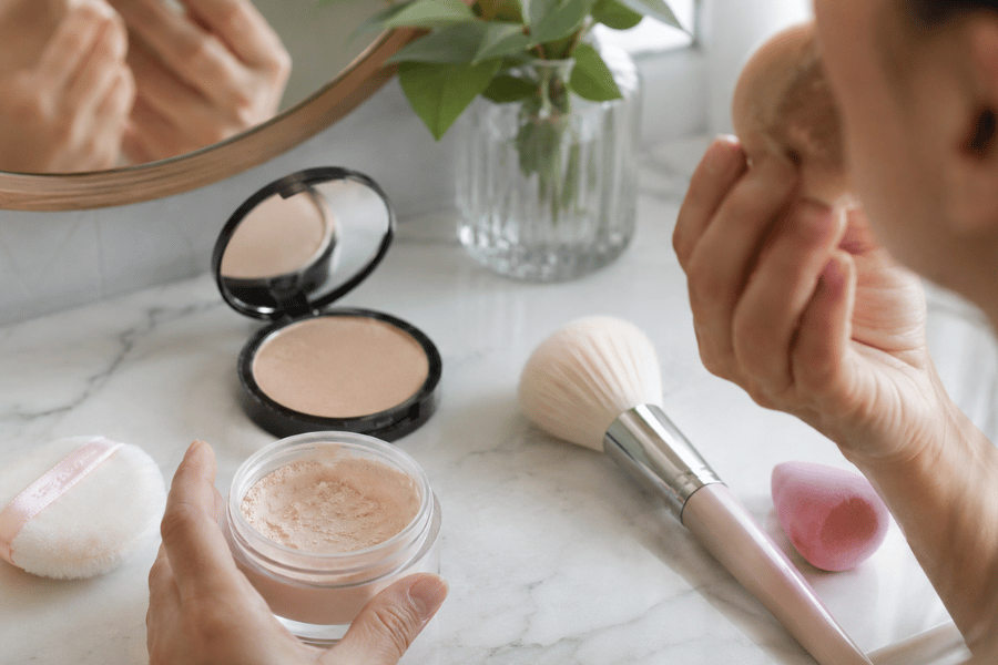 make-uptafel vrouw spiegel make-up poeder spons kwast blender