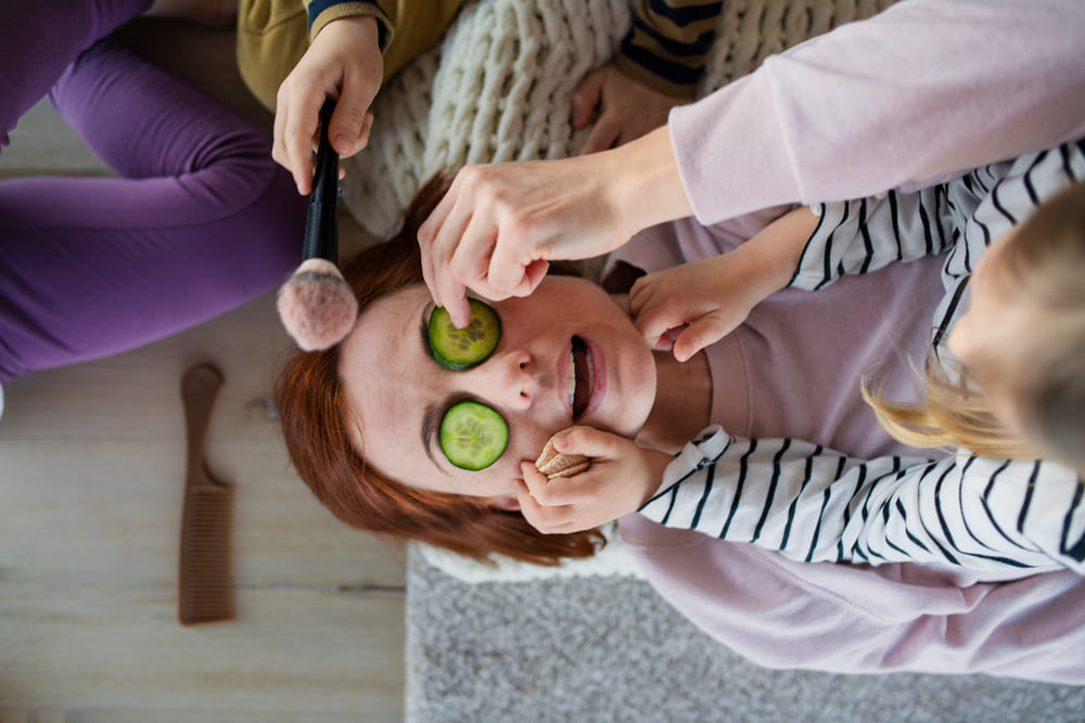 vrouw geniet van diy beauty hacks