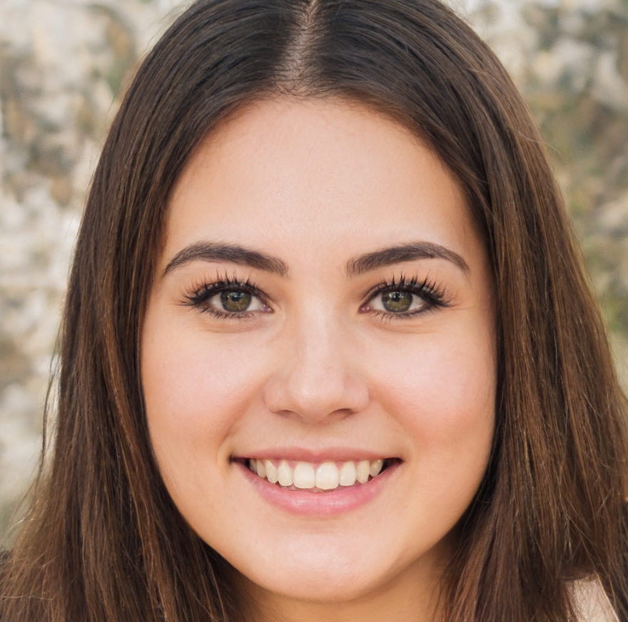 Vrouw met donker haar en een lach