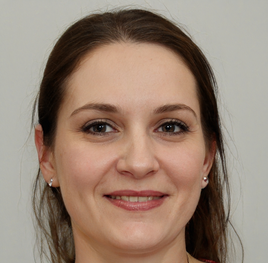 vrouw met donker haar en lippenstift