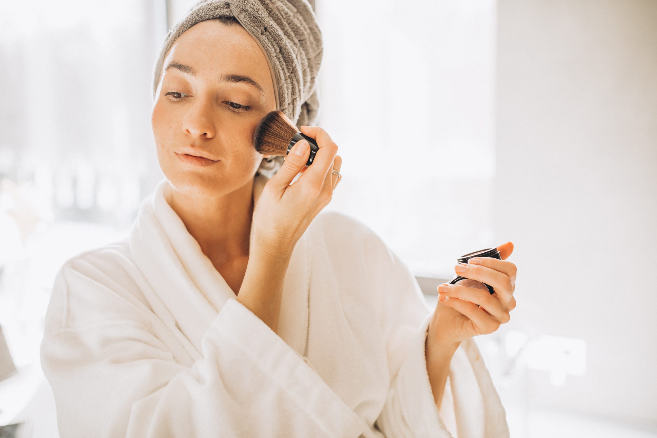 vrouw brengt bronzer aan
