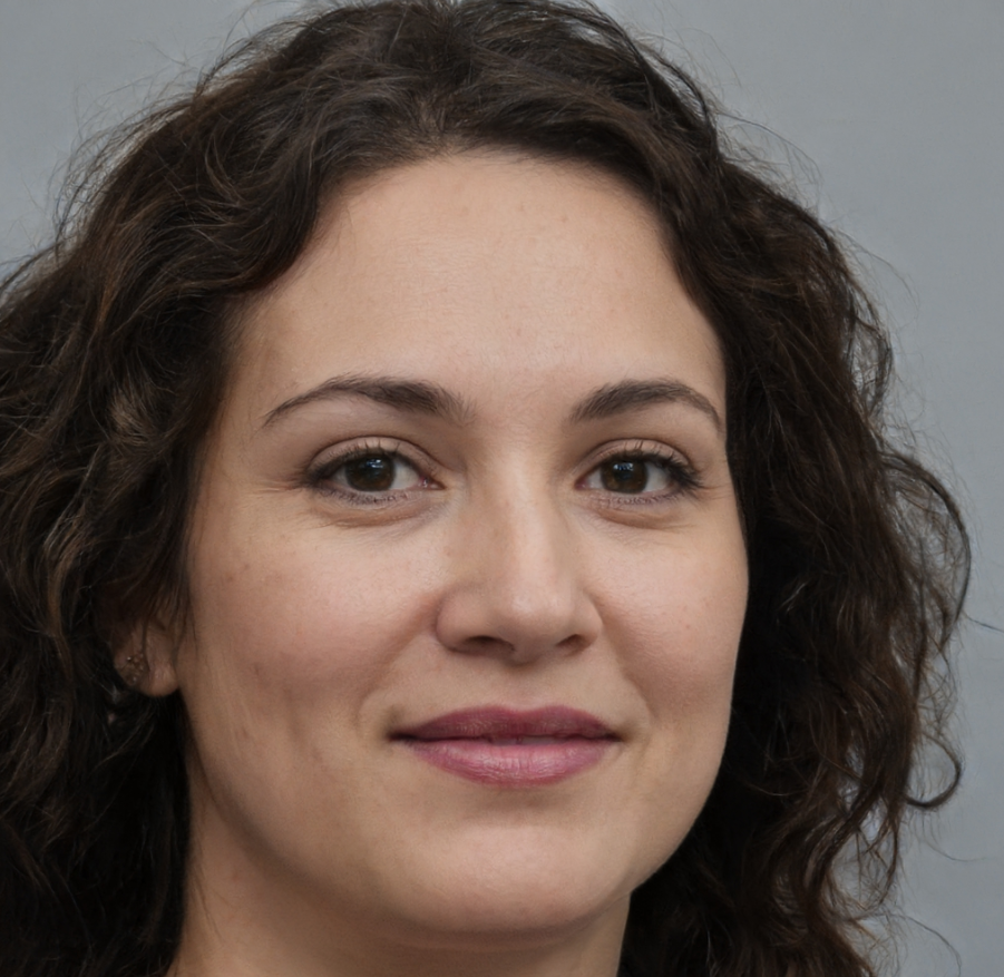 vrouw donkere krullen