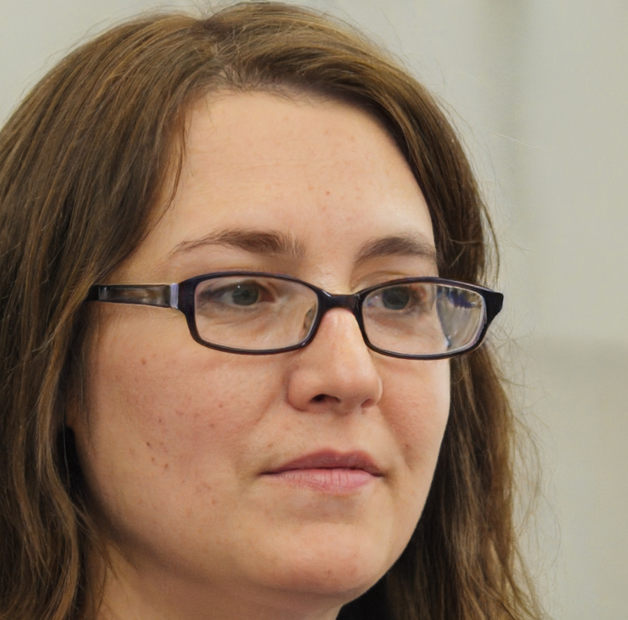 vrouw donkerblond haar bril