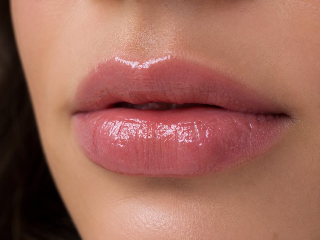 close-up lippen met lip olie roze tint
