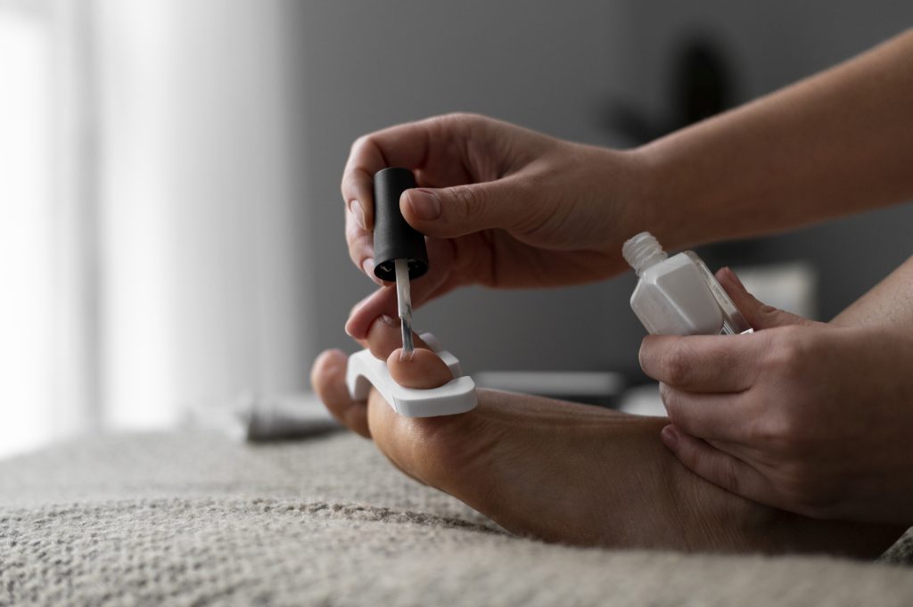 vrouw brengt zelf nagellak aan op eigen teennagels