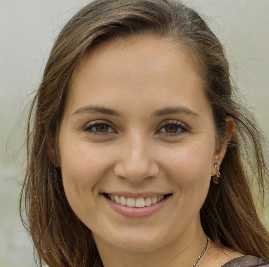 vrouw met donkerblond haar en lacht