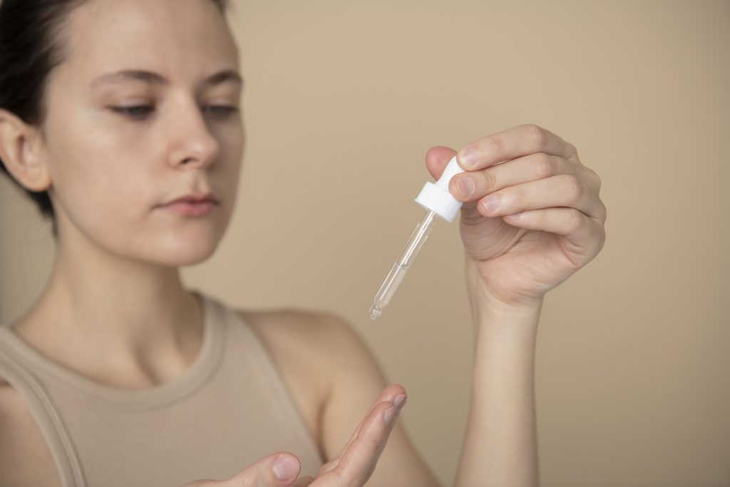 Vrouw brengt serum aan 