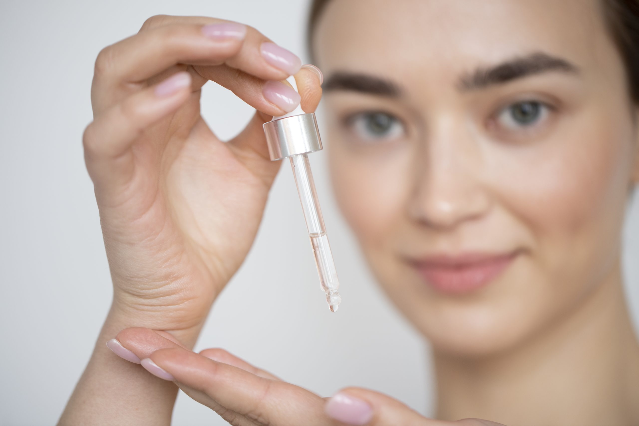 Vrouw doet La Roche Posay Retinol B3 serum op