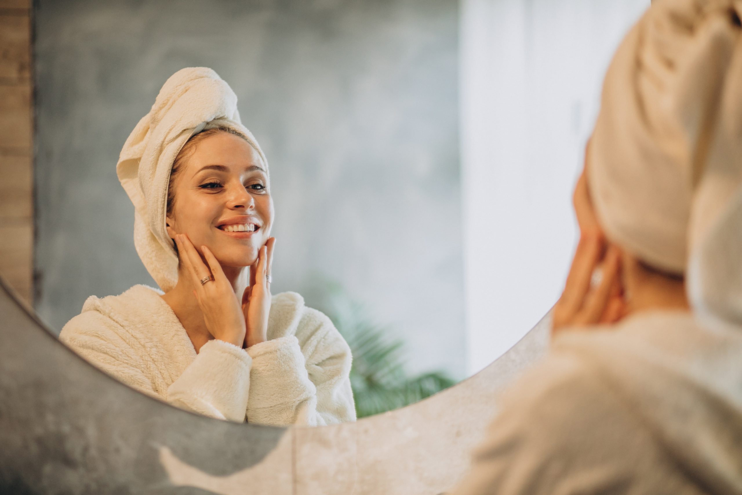 vrouw doet skincare thuis