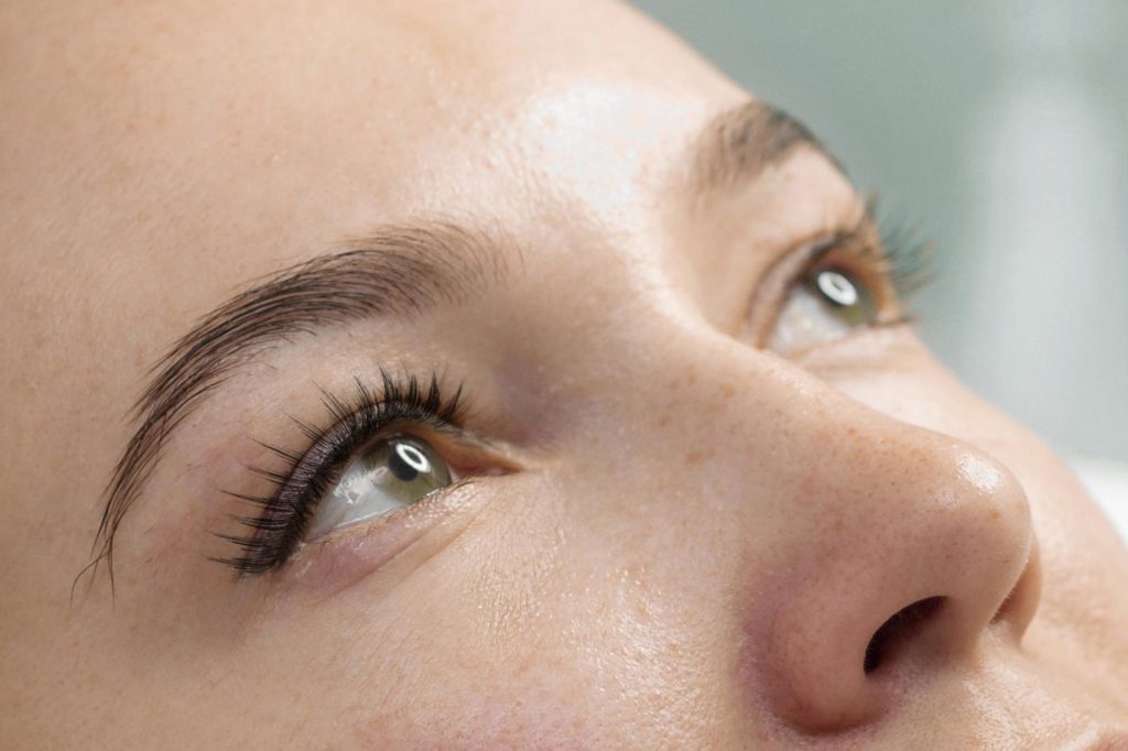 vrouw met volle wimpers door wimper serum